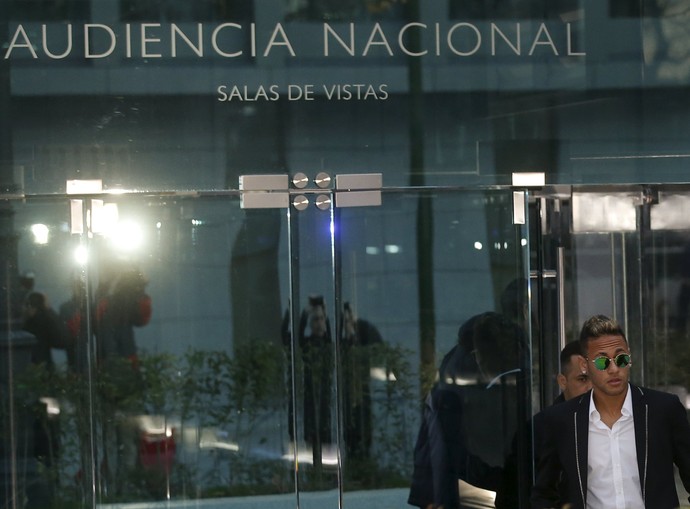 Neymar deixa audiência em Madri (Foto: Reuters)