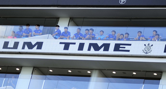 Jogadores do Tianjin Quanjian, da China, acompanham jogo do Corinthians (Foto: Marcos Ribolli)