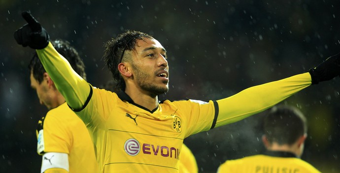 Aubameyang  celebra um dos gols pelo Borussia (Foto: REUTERS/Ina Fassbender)