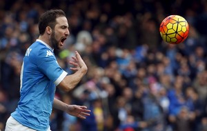 Higuaín comemora gol do Napoli (Foto: Reuters/Ciro de Luca)