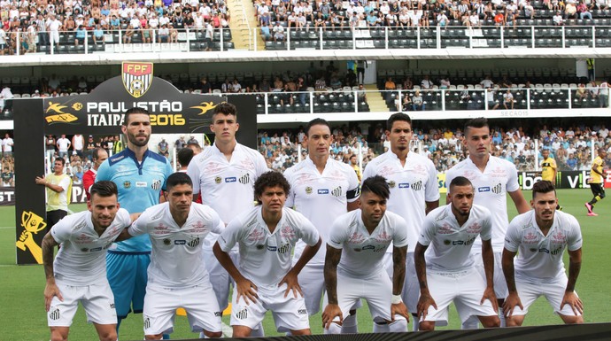 Santos posado na Vila Belmiro (Foto: FRED CASAGRANDE/FRAMEPHOTO/ESTADÃO CONTEÚDO)