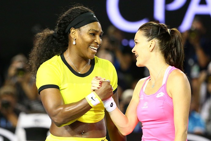 Serena Williams cumprimenta Agnieszka Radwnaksa após o confronto (Foto: Getty Images)