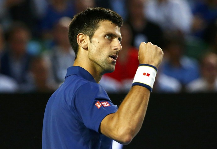 Novak Djokovic comemora ponto contra Federer na semifinal do Aberto da Austrália (Foto: Reuters)