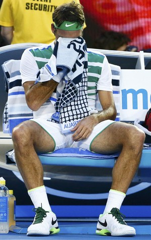 Roger Federer com toalha no rosto em jogo contra Djokovic no Aberto da Austrália (Foto: Reuters)