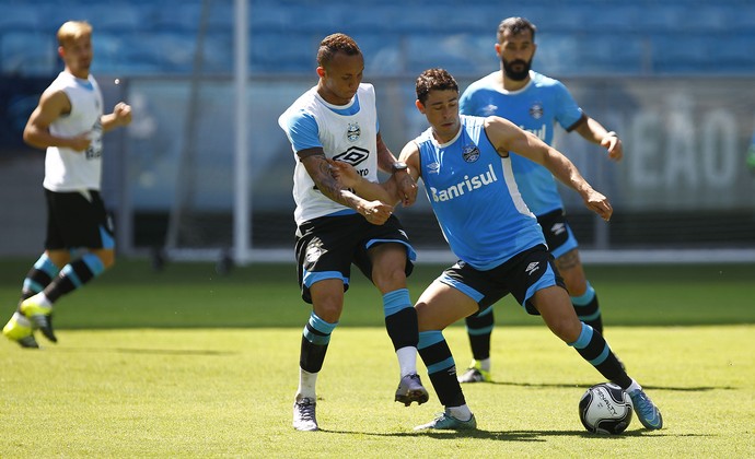 Everton e Giuliano disputam jogada em treino do Grêmio na Arena (Foto: Lucas Uebel/Grêmio/Divulgação)