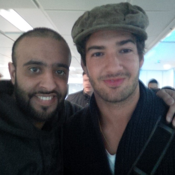 Torcedor tira foto com Alexandre Pato em Londres (Foto: Reprodução / Twitter)