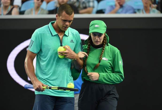 Tsonga escolta menina em jogo em Melbourne (Foto: WILLIAM WEST/AFP/Getty Images)