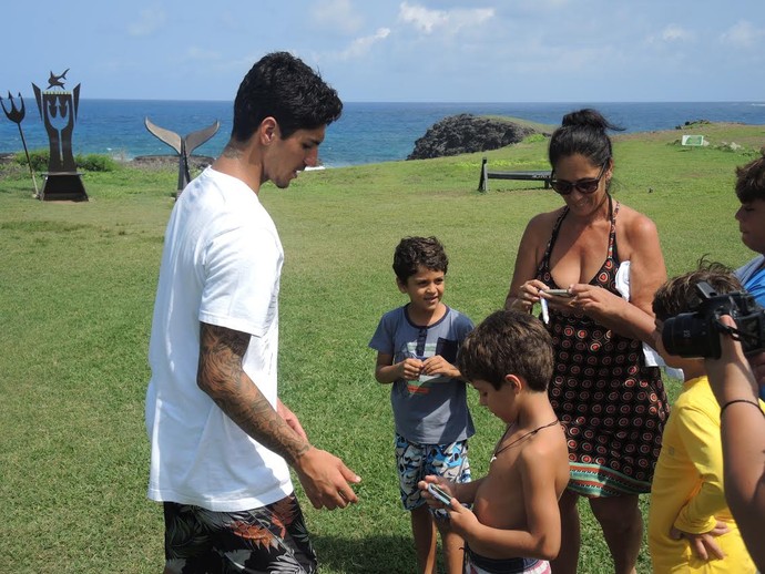 Gabriel Medina é tietado por crianças em Fernando de Noronha (Foto: David Abramvezt)