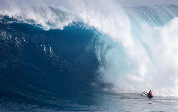 Magno de Oliveira Passos surfando de bodyboard em Jaws (Foto: Divulgação/Lynton Productions)