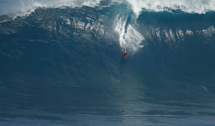 Magno de Oliveira Passos surfando de bodyboard em Jaws (Foto: Cuda Shots/Divulgação)