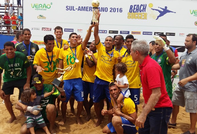 Campeões do Sul-American, brasileiros festejam na areia (Foto: André Rodrigues/Globo Esporte ES)