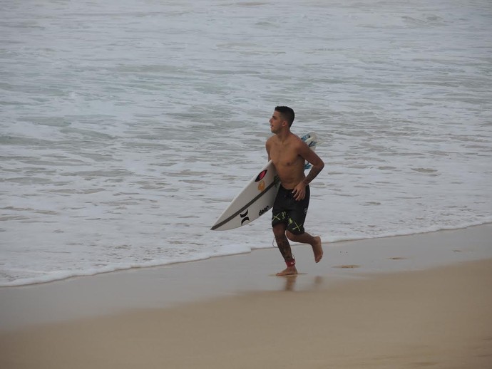 Filipe Toledo também tem treinado em Fernando de Noronha (Foto: David Abramvezt)