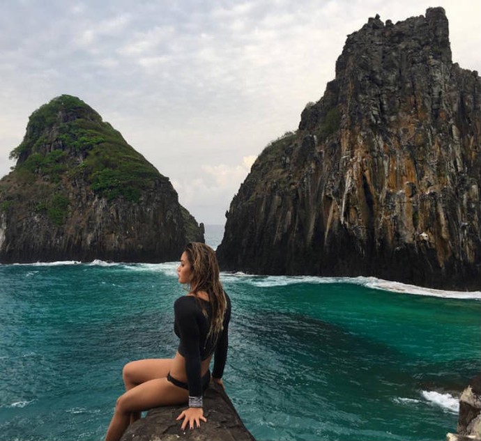 Alessa Quizon curtindo a paisagem de Noronha (Foto: Reprodução)