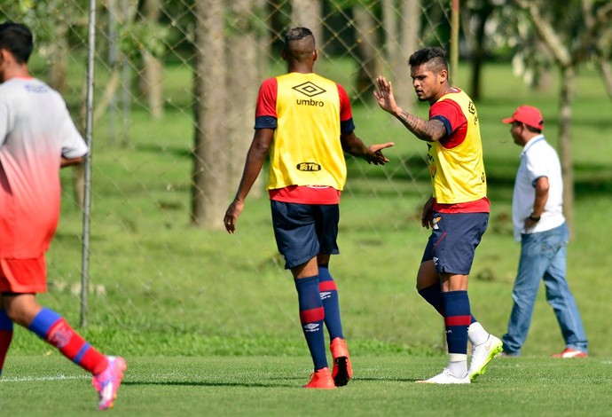 Lateral-esquerdo Roberto Atlético-PR Marcílio Dias (Foto: Site oficial do Atlético-PR/Gustavo Oliveira)