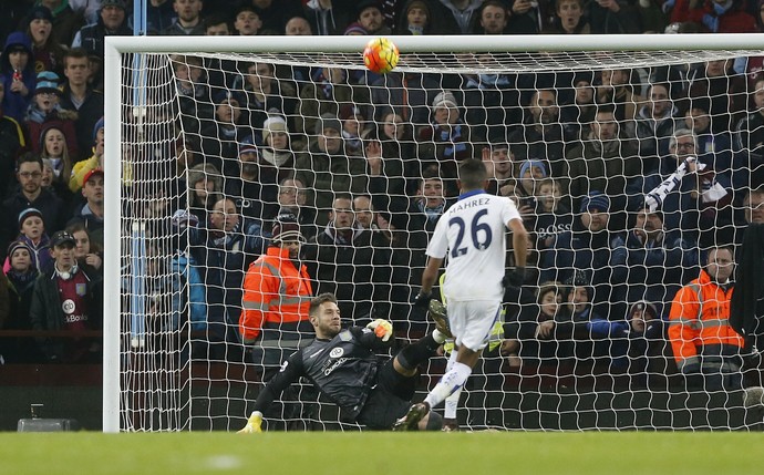 Bunn defende pênalti de Mahrez, Aston Villa x Leicester (Foto: Reuters / Carl Recine )