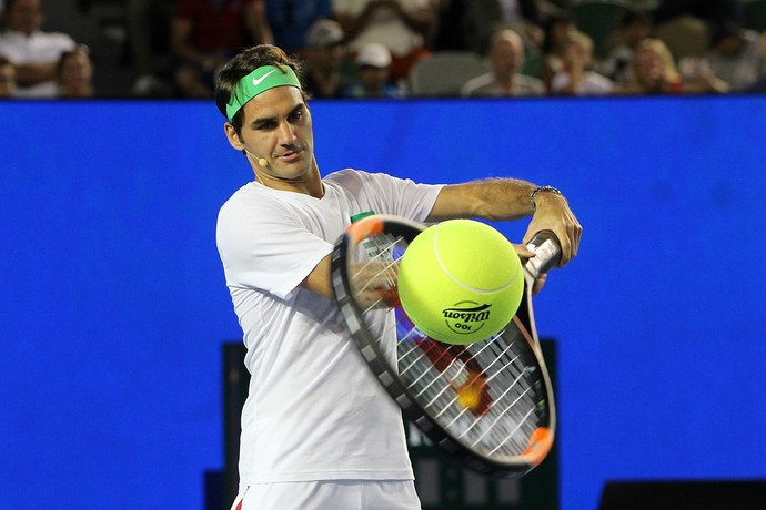 Federer joga com bola gigante no Kid's Day do Aberto da Austrália (Foto: Getty Images)