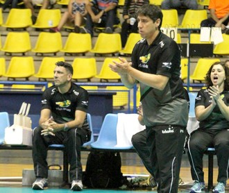 Marcos Kwiek, técnico, assiste São Bernardo x Vôlei Bauru, Superliga (Foto: July Stanzioni / SM Press)