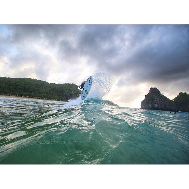 Filipe Toledo acerta aéreo nas ondas de Fernando de Noronha (Foto: Reprodução/Instagram)