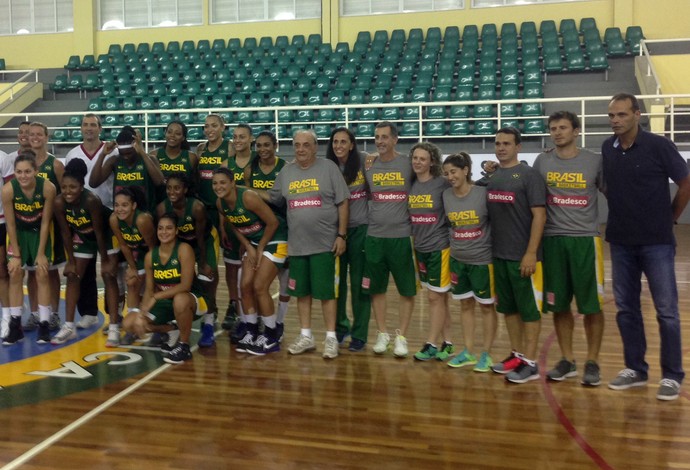 Delegação da seleção brasileira feminina de basquete após vitória sobre Argentina (Foto: Tiago Leme)