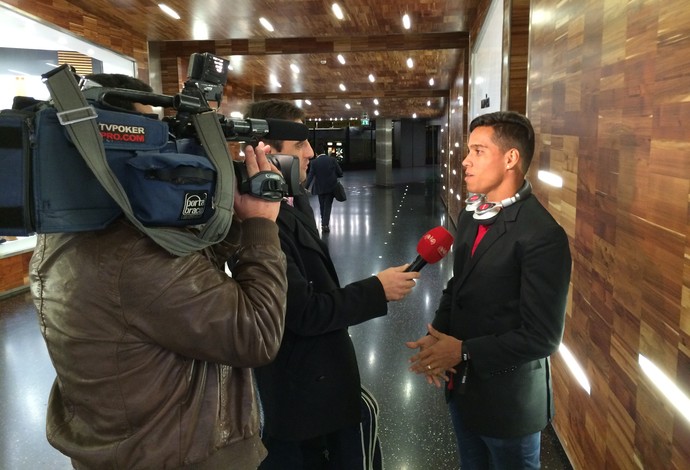 Wendell Lira dá entrevista para canal português (Foto: Ivan Raupp)