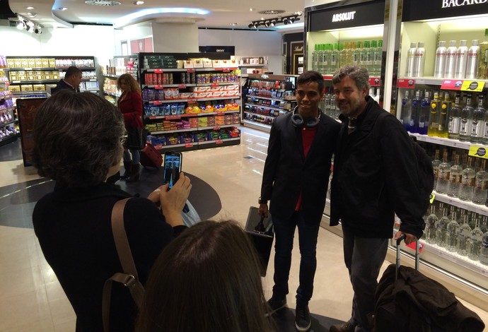 Wendell Lira assediado no aeroporto de Lisboa (Foto: Ivan Raupp)