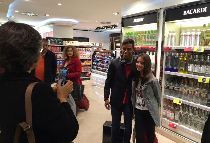 Wendell Lira assediado no aeroporto de Lisboa (Foto: Ivan Raupp)