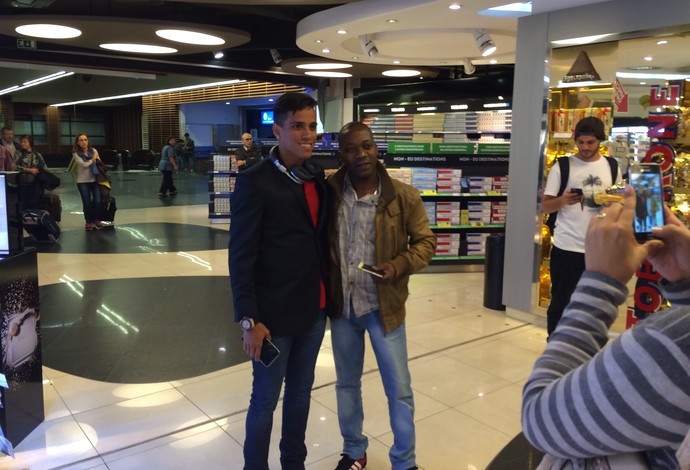 Wendell Lira assediado no aeroporto de Lisboa (Foto: Ivan Raupp)