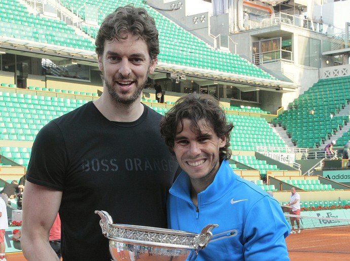 Pau Gasol ao lado de Rafael Nadal após conquista de Roland Garros em 2011 (Foto: AFP)