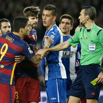 Suárez árbitro Juan Martínez Munuera Barcelona Espanyol (Foto: EFE)