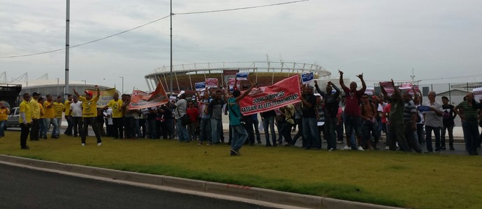 Protesto Centro de Tênis Parque Olímpico (Foto: Helena Rebello)