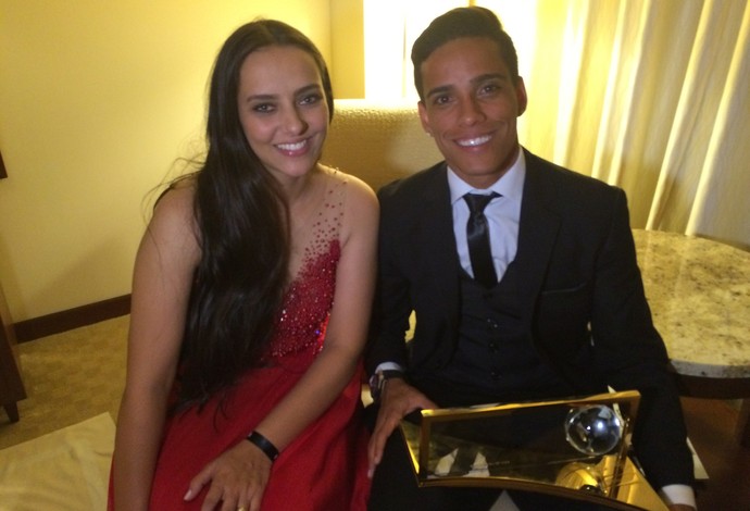 Wendell Lira e a esposa, Ludmyla, com o Prêmio Puskás (Foto: Ivan Raupp)