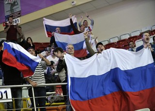 Torcida russa comemora durante duelo contra a Holanda (Foto: Reprodução / Twitter)