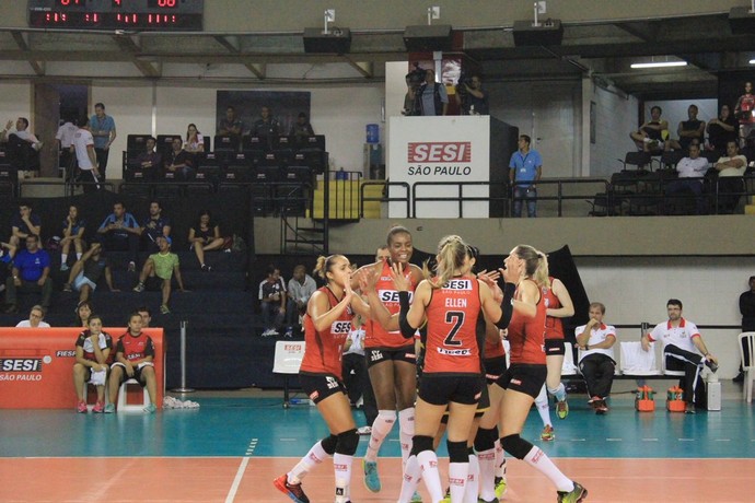 Jogadoras do Sesi-SP comemoram mais um ponto no jogo contra o Rio do Sul vôlei (Foto: Reprodução / Twitter Sesi-SP)