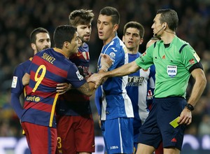 Suárez árbitro Juan Martínez Munuera Barcelona Espanyol (Foto: EFE)