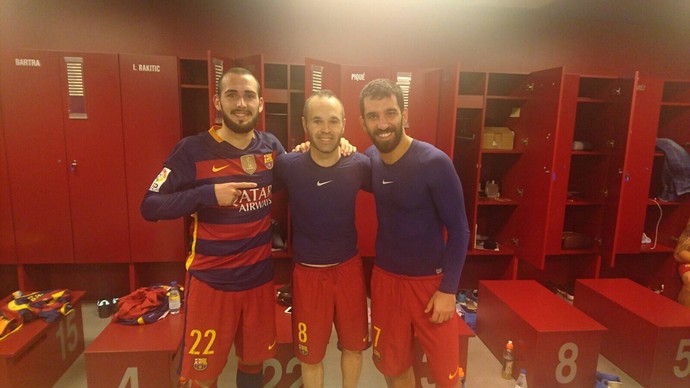 Iniesta posta foto com Aleix Vidal e Arda Turan (Foto: Facebook)