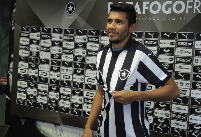 gervásio nunes yacare apresentação botafogo (Foto: Marcelo Baltar / GloboEsporte.com)