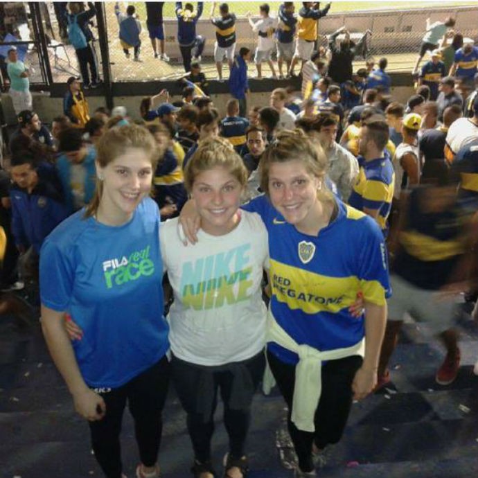 Elke na Bombonera ao lado das irmãs em um jogo do Boca Juniors (Foto: Arquivo Pessoal)