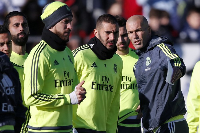 Zidane com Benzema no primeiro treino Real Madrid (Foto: Reuters)