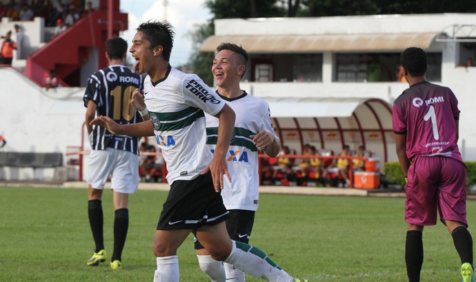 Índio, atacante do Coritiba, comemora um de seus cinco gols contra o União Barbarense (Foto: Divulgação/Coritiba)