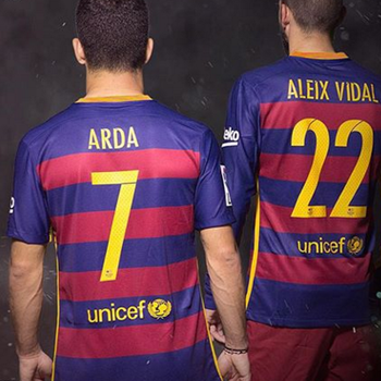 Arda Turan e Vidal Barcelona (Foto: Reprodução / Twitter)