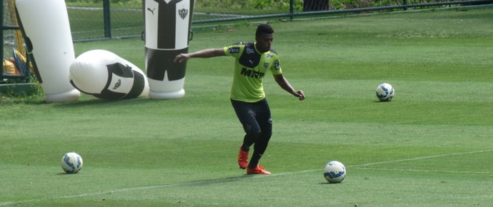 Zagueiro Jemerson treina na Cidade do Galo (Foto: Rafael Araújo)