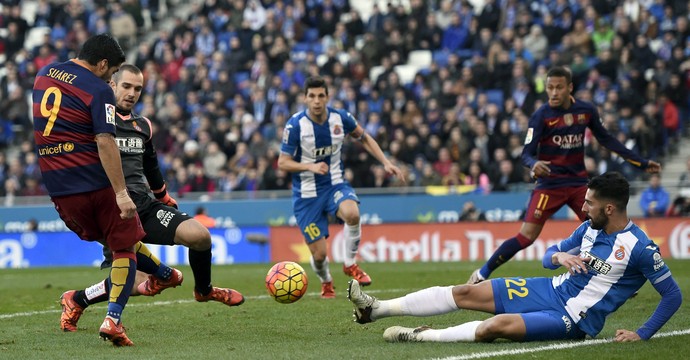 Luis Suárez parado por defesa Espanyol observado por Neymar jogo Barcelona (Foto: REUTERS/Stringer )