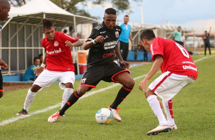 Giovanni, Botafogo-SP x Internacional (Foto: Rogério Moroti/Ag. Botafogo)