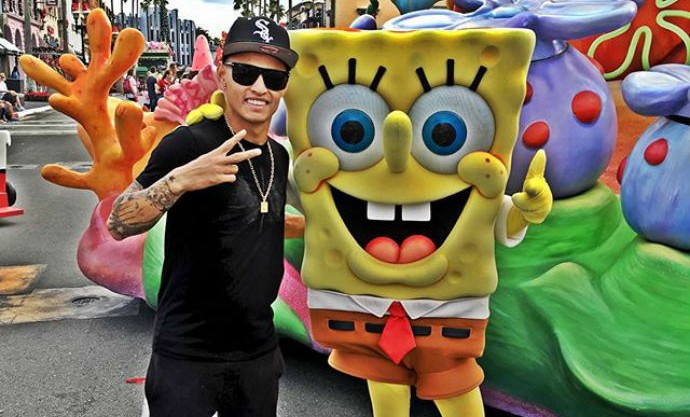 Neilton posa com o personagem Bob Esponja na Universal Studios (Foto: Reprodução/Instagram)