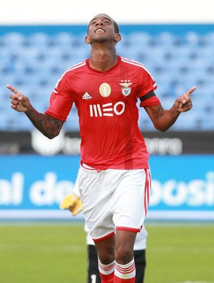 Talisca comemora gol do Benfica contra o Estoril (Foto: Isabel Cutileiro / SL Benfica)