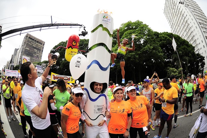 São Silvestre 2015 em São Paulo - atletismo corrida de rua - corredor se fantasia de tocha olímpica (Foto: Marcos Ribolli)