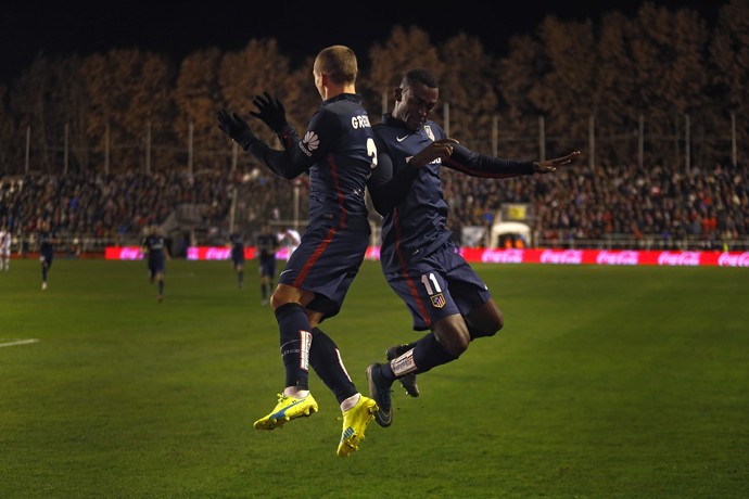 Griezmann e Jackson Martinez comemoram gol contra o Rayo Vallecano (Foto: AP PhotoFrancisco Seco)