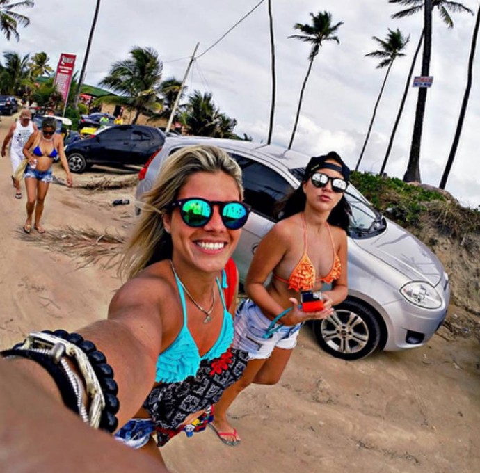 Nuvens não desanimam, e Luana Pinheiro, do judô, curte a Praia de Coqueirinho, na PB (Foto: Reprodução)