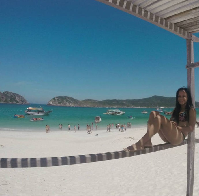 Fabiana da Silva, do badminton, relaxa na Praia do Farol, em Arraial do Cabo (Foto: Reprodução)