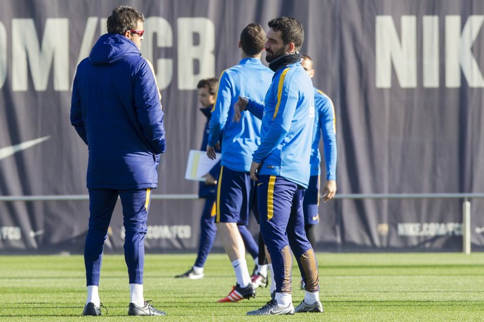 Luis Enrique conversa Arda Turan treino Barcelona (Foto: EFE/Quique García)